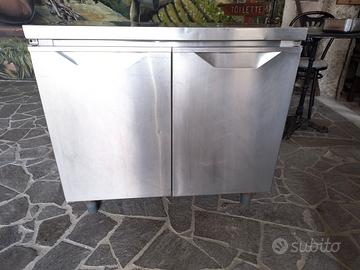 mobile in acciaio inox a due ante