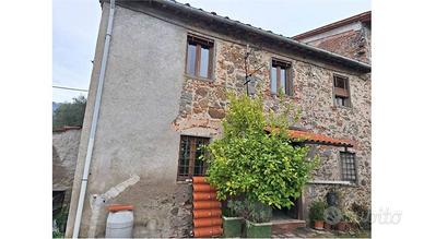 Casa indipendente di 256 m² con più di 5 locali a 