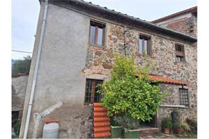 Casa indipendente di 256 m² con più di 5 locali a 