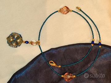 collana girocollo con pendente intagliato