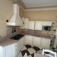 Cucina in marmo e legno