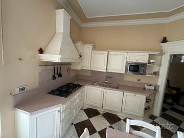 Cucina in marmo e legno