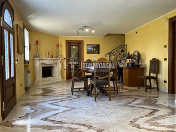 VILLA D' EPOCA IMMERSA NEL VERDE E AMPIO GIARDINO