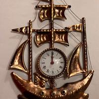 Orologio-veliero in ferro battuto.