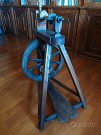 Antico arcolaio in legno