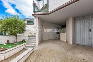 LAURIANO RECENTE VILLA A SCHIERA CON GIARDINO. BOX