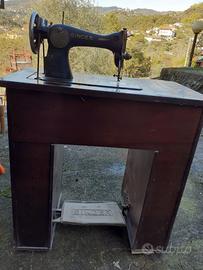 Macchina da cucire singer con mobiletto vintage