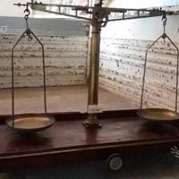 Bilancia antica a due piatti