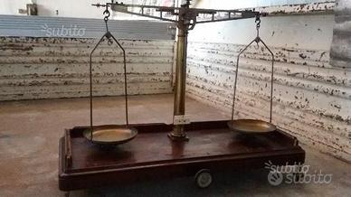 Bilancia antica a due piatti