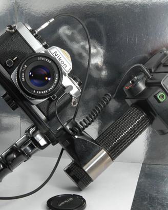 NIKON FE CON FLASH E IMPUGNATURA e 50mm