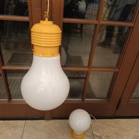 lampadario e lampada da scrivania 