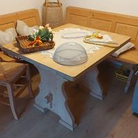 Vetrina, tavolo, panca e sedie in arte povera