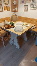 Vetrina, tavolo, panca e sedie in arte povera