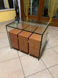 Comodino con cassetti