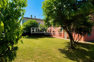 Casa indipendente con ampio giardino a Pisignano d