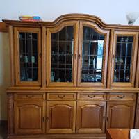 vetrina in legno massiccio fatto da artigiano l