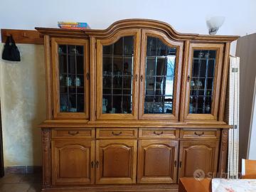 vetrina in legno massiccio fatto da artigiano l