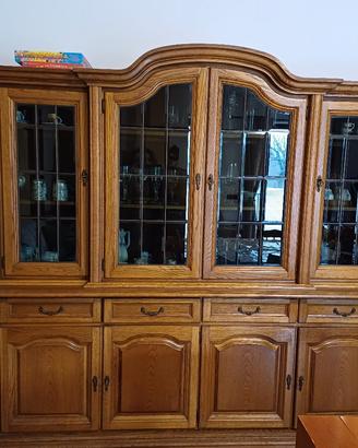 vetrina in legno massiccio fatto da artigiano l