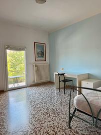 Camera di 20 mq / terrazzo/no spese condominio