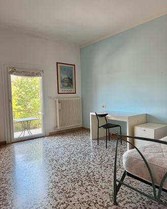 Camera di 20 mq / terrazzo/no spese condominio
