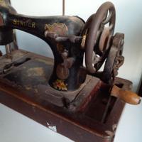 Macchina da cucire SINGER a manovella primi 900
