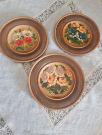 piatti decorati ad olio in legno