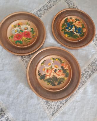 piatti decorati ad olio in legno