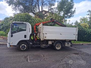 Isuzu autocarro con braccio