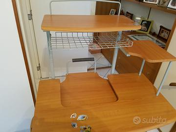Scrivania con scaffale