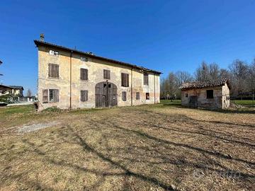 Rustico / Casale di 552 m² con più di 5 locali a C