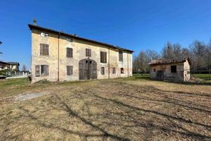 Rustico / Casale di 552 m² con più di 5 locali a C
