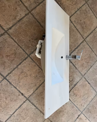 Lavabo moderbo in ceramica bianca con rubinetto