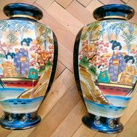 Due antichi vasi in porcellana moriage in stile Sa