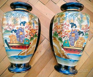 Due antichi vasi in porcellana moriage in stile Sa