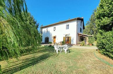 Rustico / Casale di 420 m² con più di 5 locali a E