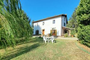 Rustico / Casale di 420 m² con più di 5 locali a E