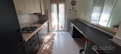 Cucina con elettrodomestici