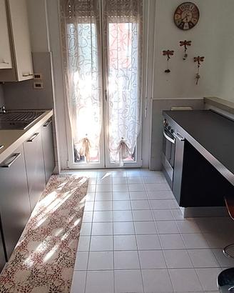 Cucina con elettrodomestici