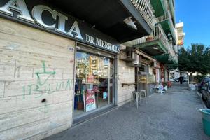 NEGOZIO A NAPOLI