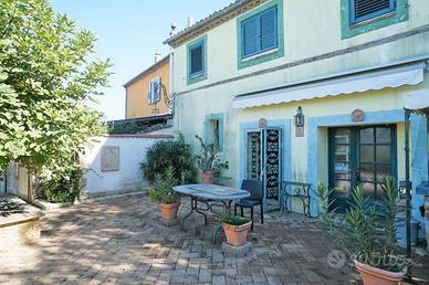 Casa indipendente di 206 m² con 5 locali a Montefi