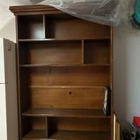 Libreria di legno realizzata a manoda un artigiano