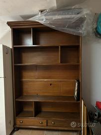 Libreria di legno realizzata a manoda un artigiano