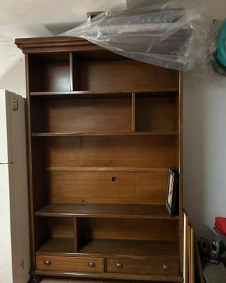 Libreria di legno realizzata a manoda un artigiano