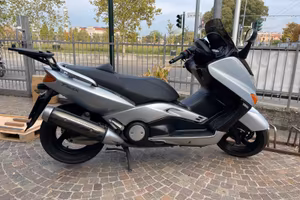 Yamaha T Max carburatore anno 2003 km 39000
