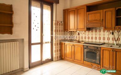 4 LOCALI CON BOX E CANTINA