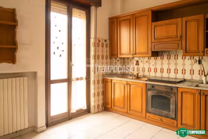 4 LOCALI CON BOX E CANTINA