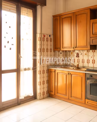 4 LOCALI CON BOX E CANTINA