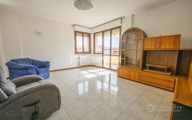 Quadrilocale luminoso in zona residenziale