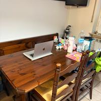 Tavolo con cassapanca contenitore e sedie