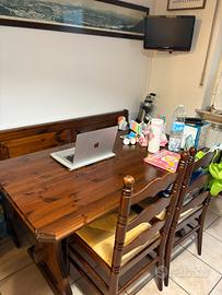 Tavolo con cassapanca contenitore e sedie